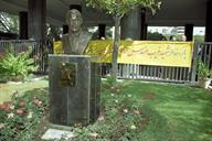  تندیس شهید تندگویان در جلو ساختمان اصلی وزارت نفت 1380 سید مصطفی حسینی (2)