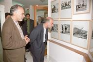 084534-220-بازدید مهندس زنگنه از نمایشگاه در عکاسخانه شهر به مناسبت ملی شدن صنعت نفت- مصطفی حسینی1378.12.27