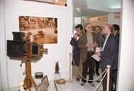 084543-220-بازدید مهندس زنگنه از نمایشگاه در عکاسخانه شهر به مناسبت ملی شدن صنعت نفت- مصطفی حسینی1378.12.27