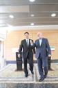 دیدار وزیر نفت بیژن زنگنه و دایشیرو یاما گیوا وزیر اقتصاد، تجارت و صنایع ژاپن 18-05-94 (42)