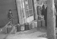 صفوف مردم در مقابل جایگاه های فروش نفت سفید در تهران-1363.10.23 (8)